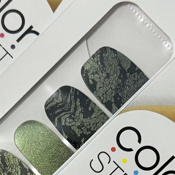 New Color Street “Magic Potion” Purple to Green Glittery Smoke Nail Strips - Picture 1 of 1